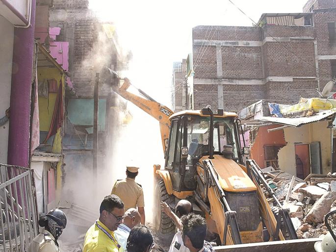 Eight shops, three families illegally residing in the municipal building from many years; The administration came to know about it in while encroachment drive | मनपाच्या इमारतीत आठ दुकाने, तीन कुटुंबांचे अनधिकृत वास्तव्य; पाडापाडीत प्रशासनाला समजले Eight shops, three families illegally residing in the municipal building from many years; The administration came to know about it in while encroachment drive | मनपाच्या इमारतीत आठ दुकाने, तीन कुटुंबांचे अनधिकृत वास्तव्य; पाडापाडीत प्रशासनाला समजले