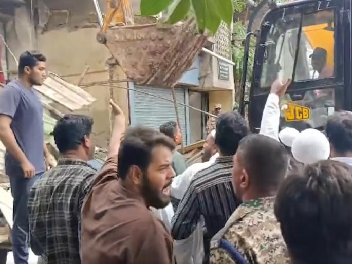 Cases have been registered against 19 people who obstructed the encroachment removal drive in the Delhi Gate area of Chhatrapati Sambhaji Nagar. | दिल्ली गेट परिसरातील अतिक्रमण हटाव मोहिमेत अडथळा निर्माण करणाऱ्या १९ जणांवर गुन्हे Cases have been registered against 19 people who obstructed the encroachment removal drive in the Delhi Gate area of Chhatrapati Sambhaji Nagar. | दिल्ली गेट परिसरातील अतिक्रमण हटाव मोहिमेत अडथळा निर्माण करणाऱ्या १९ जणांवर गुन्हे