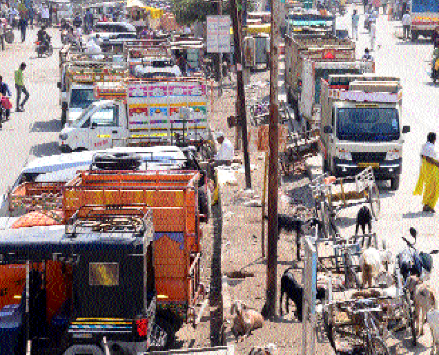 Hingolikar upset over the usual traffic congestion! | नेहमीच्या वाहतूक कोंडीला हिंगोलीकर वैतागले !