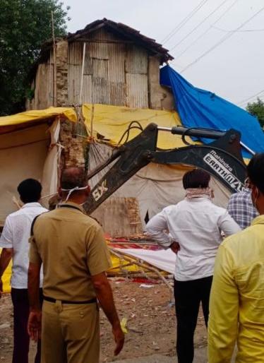 Removed encroachments in Khamla and Mahal areas of Nagpur | नागपुरातील खामला व महाल भागातील अतिक्रमण हटविले Removed encroachments in Khamla and Mahal areas of Nagpur | नागपुरातील खामला व महाल भागातील अतिक्रमण हटविले
