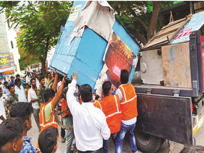 encroachment removed of the unofficial Chinese center in Himayatbagh Chowk | हिमायतबाग चौकातील अनधिकृत चायनीज केंद्रावर फिरवला ‘देशी वरवंटा’ encroachment removed of the unofficial Chinese center in Himayatbagh Chowk | हिमायतबाग चौकातील अनधिकृत चायनीज केंद्रावर फिरवला ‘देशी वरवंटा’