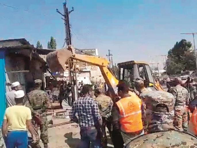 18 shops demolished on Silk Mill Colony Road; Violent opposition, threats, attempts at political pressure | सिल्क मिल कॉलनी रोडवर १८ दुकाने जमीनदोस्त; विरोध, धमक्या, राजकीय दबावाचा प्रयत्न फोल 18 shops demolished on Silk Mill Colony Road; Violent opposition, threats, attempts at political pressure | सिल्क मिल कॉलनी रोडवर १८ दुकाने जमीनदोस्त; विरोध, धमक्या, राजकीय दबावाचा प्रयत्न फोल