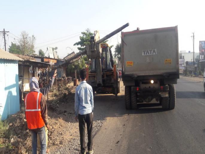 On the Pune-Nashik highway, the encroachment between Chandoli and Tiniwadi was lifted | पुणे- नाशिक महामार्गावरील चांडोली ते तिन्हेवाडी दरम्यानची अतिक्रमणे हटविली  On the Pune-Nashik highway, the encroachment between Chandoli and Tiniwadi was lifted | पुणे- नाशिक महामार्गावरील चांडोली ते तिन्हेवाडी दरम्यानची अतिक्रमणे हटविली