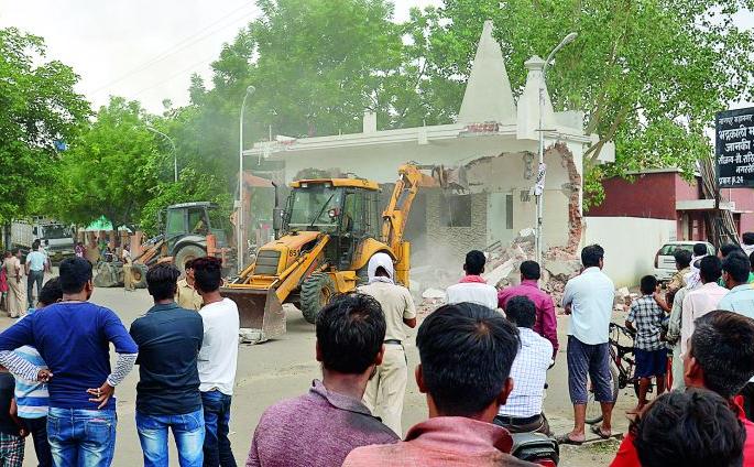 In Nagpur, unauthorized construction of 18 religious places was destroyed | नागपुरात १८ धार्मिक स्थळांचे अनधिकृत बांधकाम हटविले In Nagpur, unauthorized construction of 18 religious places was destroyed | नागपुरात १८ धार्मिक स्थळांचे अनधिकृत बांधकाम हटविले
