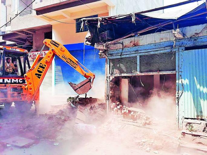 Corporation's hammer on dilapidated shop: Encroachment action of enforcement department | जीर्ण दुकानावर मनपाचा हातोडा : प्रवर्तन विभागाची अतिक्रमण कारवाई Corporation's hammer on dilapidated shop: Encroachment action of enforcement department | जीर्ण दुकानावर मनपाचा हातोडा : प्रवर्तन विभागाची अतिक्रमण कारवाई
