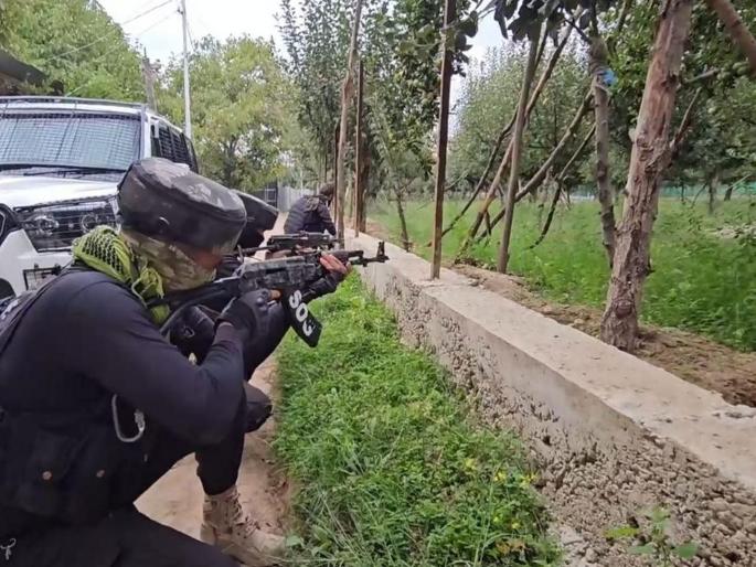 After the attack in Pahalgam, a fierce encounter took place in Baramulla, two terrorists were killed by the army. | पहलगाममधील हल्ल्यानंतर बारामुल्ला येथे तुंबळ चकमक, लष्कराकडून दोन दहशतवाद्यांना कंठस्नान After the attack in Pahalgam, a fierce encounter took place in Baramulla, two terrorists were killed by the army. | पहलगाममधील हल्ल्यानंतर बारामुल्ला येथे तुंबळ चकमक, लष्कराकडून दोन दहशतवाद्यांना कंठस्नान