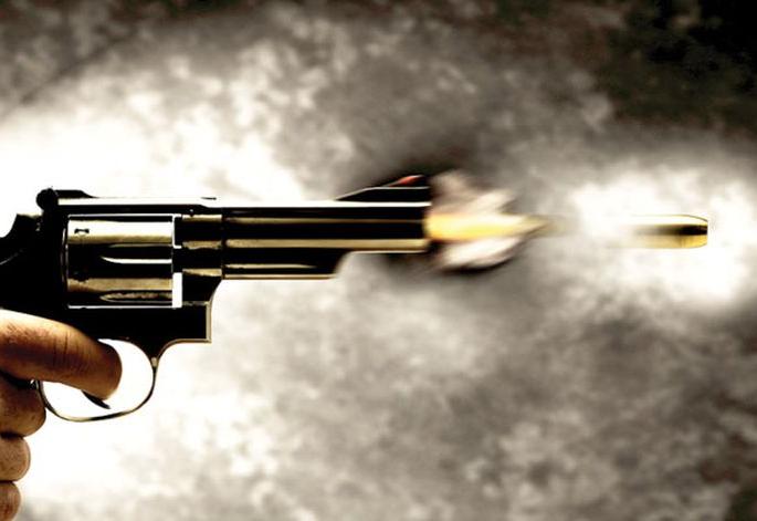police fires on attacker accused | पोलिसांवर हल्ला करणा-या आरोपीवर गोळीबार