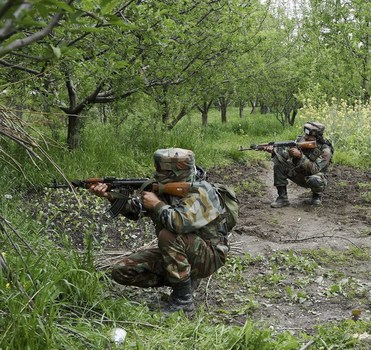 JAMMU and terrorists fire in Jammu Kashmir, a terrorist killed | जम्मू काश्मीरात जवान आणि दहशतवाद्यांमध्ये चकमक, लष्कर-ए-तोयबाचा दहशतवादी ठार