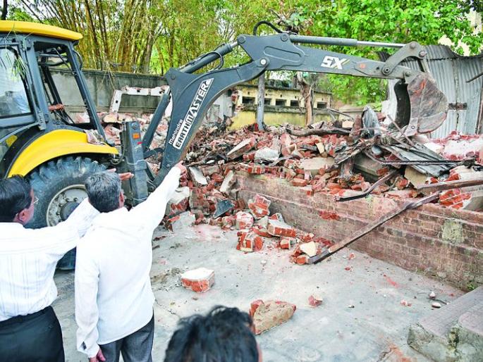 NMC's hammer on the encroachment of Raj Bhavan | राजभवनच्या अतिक्रमणावर मनपाचा हातोडा NMC's hammer on the encroachment of Raj Bhavan | राजभवनच्या अतिक्रमणावर मनपाचा हातोडा