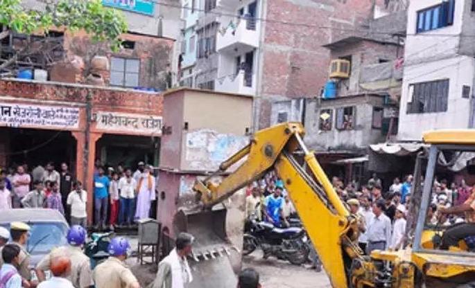 Tension in deleting encroachment on Shobhayatra road | शोभायात्रेच्या मार्गावरील अतिक्रमण हटविताना तणाव 