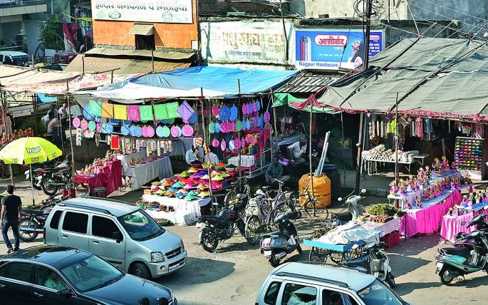 Here's the 'Baji' while walking | येथे चालताना लागते जीवाची ‘बाजी’ Here's the 'Baji' while walking | येथे चालताना लागते जीवाची ‘बाजी’