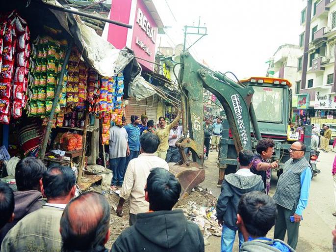 Road and pavement encroachmentfree proceedings started in Nagpur | नागपुरात रस्ते आणि फूटपाथ अतिक्रमणमुक्त कारवाई सुरू Road and pavement encroachmentfree proceedings started in Nagpur | नागपुरात रस्ते आणि फूटपाथ अतिक्रमणमुक्त कारवाई सुरू