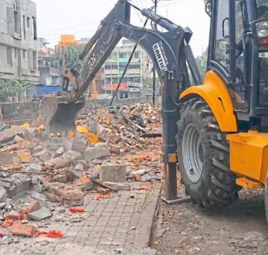 Unauthorized hoardings and building removed in Nagpur | नागपुरात अनधिकृत होर्डिंग्ज, बांधकामावर हातोडा Unauthorized hoardings and building removed in Nagpur | नागपुरात अनधिकृत होर्डिंग्ज, बांधकामावर हातोडा