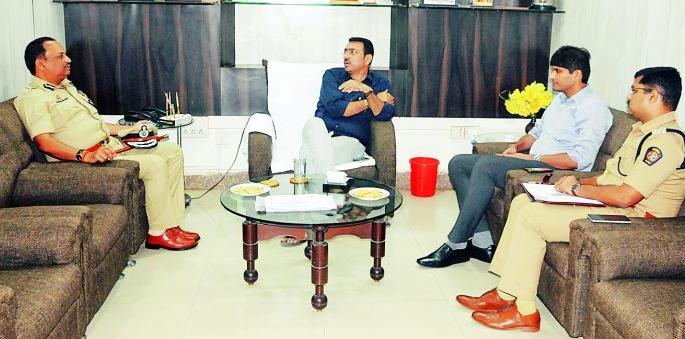 Roads greater than 12 meters in Nagpur should be encroached free | नागपुरातील १२ मीटर पेक्षा मोठे रस्ते अतिक्रमणमुक्त करा