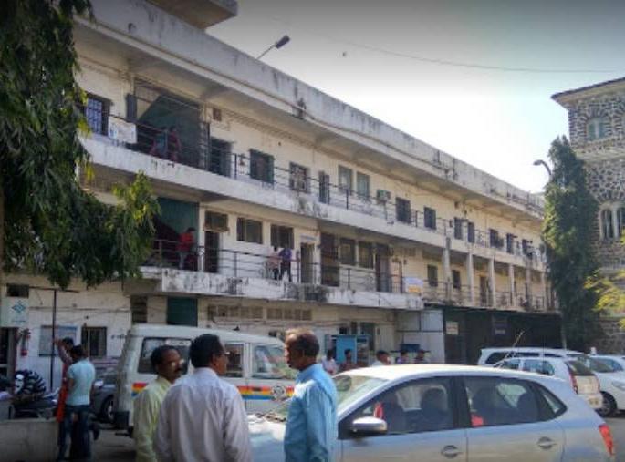 Encroachment on Gandhi Road in the name of beautification | सौंदर्यीकरणाच्या नावाखाली गांधी रोडवर अतिक्रमण