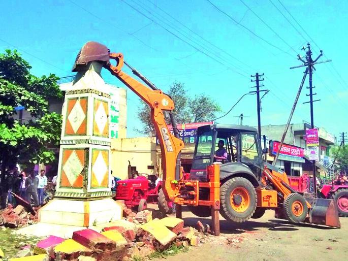 Start remove the encroachment of religious places | धार्मिक स्थळांचे अतिक्रमण हटविण्यास मूर्तिजापुरात प्रारंभ Start remove the encroachment of religious places | धार्मिक स्थळांचे अतिक्रमण हटविण्यास मूर्तिजापुरात प्रारंभ