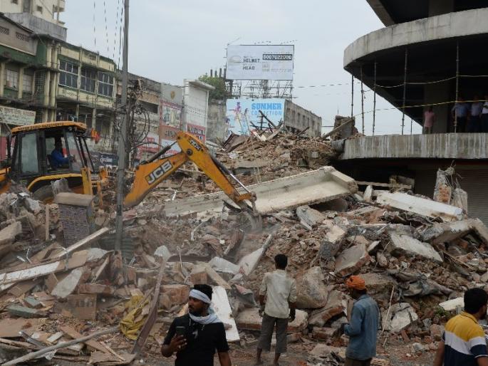 NIT Nagpur Improvement Trust demolishes 35 shops in sitabuldi | पोलीस बंदोबस्तात सीताबर्डीतील ३५ दुकाने जमीनदोस्त; नागपूर सुधार प्रन्यासची कारवाई NIT Nagpur Improvement Trust demolishes 35 shops in sitabuldi | पोलीस बंदोबस्तात सीताबर्डीतील ३५ दुकाने जमीनदोस्त; नागपूर सुधार प्रन्यासची कारवाई
