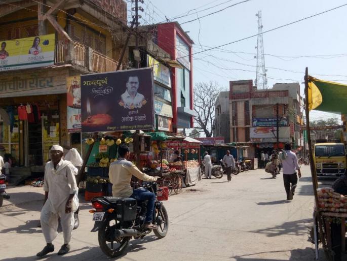 In the history of encroachment on roads | रस्ते अतिक्रमणाच्या विळख्यात In the history of encroachment on roads | रस्ते अतिक्रमणाच्या विळख्यात