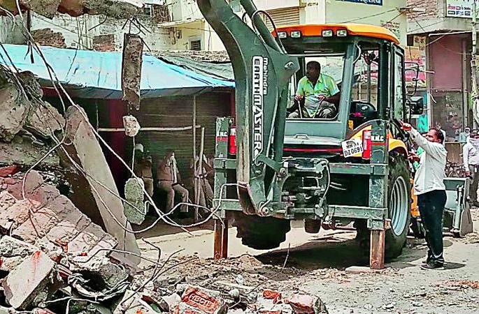 Status in Parbhani city: The neglect of officials on the encroachment of revenue department land | परभणी शहरातील स्थिती :महसूल विभागाच्या जमिनीवरील अतिक्रमणाकडे अधिकाऱ्यांचे दुर्लक्ष Status in Parbhani city: The neglect of officials on the encroachment of revenue department land | परभणी शहरातील स्थिती :महसूल विभागाच्या जमिनीवरील अतिक्रमणाकडे अधिकाऱ्यांचे दुर्लक्ष