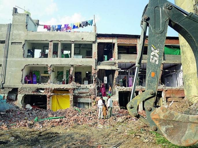 Hammer on illegal houses near Mayo hospital in Nagpur | नागपुरातील मेयो रुग्णालयालगतच्या अवैध घरांवर हातोडा Hammer on illegal houses near Mayo hospital in Nagpur | नागपुरातील मेयो रुग्णालयालगतच्या अवैध घरांवर हातोडा