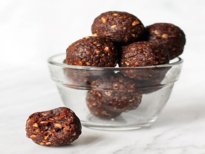 No time for breakfast? Then eat these delicious instant homemade healthy energy balls! | नाश्ता करायलाच वेळ नाही? मग हे चविष्ट, झटपट एनर्जी बॉल्स खा!