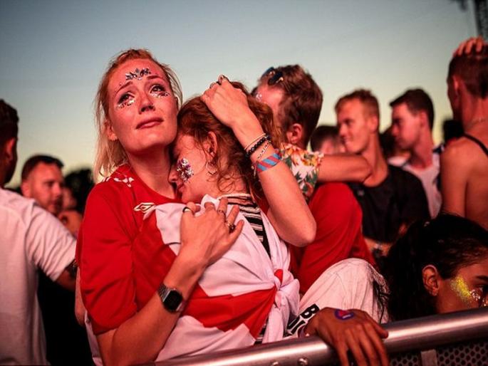Wimbledon 2018: England fans celebrate federer defeat, u know why? | Wimbledon 2018 : फेडरर हरल्यावर इंग्लंडमध्ये फुटले फटाके; कारण वाचून कपाळावर हात माराल!