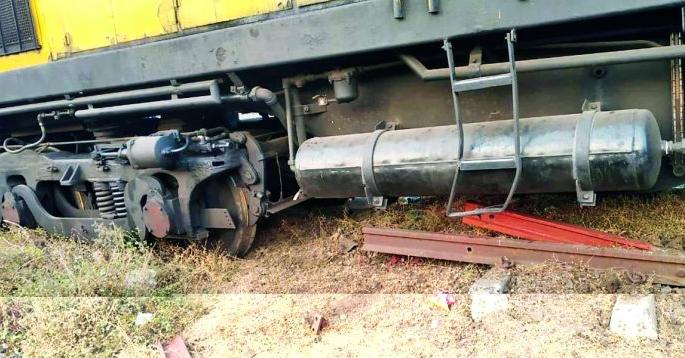 The Railway engine derailed at Ajni Yard | अजनी यार्डात रेल्वे इंजिन रुळावरून घसरले The Railway engine derailed at Ajni Yard | अजनी यार्डात रेल्वे इंजिन रुळावरून घसरले