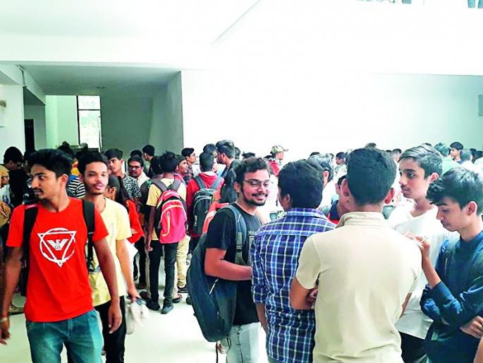 Students of Engineering are trailing: Rush for admission and server down | अभियांत्रिकीचे विद्यार्थ्यांची होतेय फरफट : प्रवेशाची लगबग आणि सर्व्हर डाऊन Students of Engineering are trailing: Rush for admission and server down | अभियांत्रिकीचे विद्यार्थ्यांची होतेय फरफट : प्रवेशाची लगबग आणि सर्व्हर डाऊन