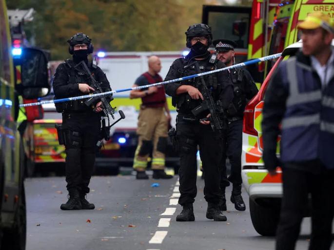 Attack On Synagogue In Britain: Terrorist attack on Jewish place of worship in Britain, 2 dead, 3 seriously injured, suspect killed | ब्रिटनमध्ये ज्यूंच्या प्रार्थनास्थळावर भीषण हल्ला, २ जणांचा मृत्यू, तिघे गंभीर जखमी, संशयित ठार Attack On Synagogue In Britain: Terrorist attack on Jewish place of worship in Britain, 2 dead, 3 seriously injured, suspect killed | ब्रिटनमध्ये ज्यूंच्या प्रार्थनास्थळावर भीषण हल्ला, २ जणांचा मृत्यू, तिघे गंभीर जखमी, संशयित ठार
