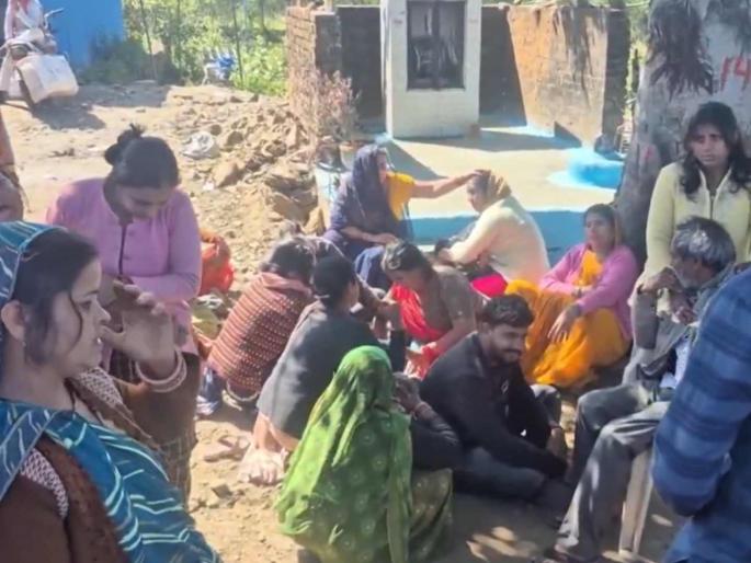 Four people were killed after clash between two groups in Jabalpur district of Madhya Pradesh | मध्य प्रदेशात दोन कुटुंबात रक्तरंजित संघर्ष; एकापाठोपाठ चौघांचे मृतदेह पडले रस्त्यावर Four people were killed after clash between two groups in Jabalpur district of Madhya Pradesh | मध्य प्रदेशात दोन कुटुंबात रक्तरंजित संघर्ष; एकापाठोपाठ चौघांचे मृतदेह पडले रस्त्यावर