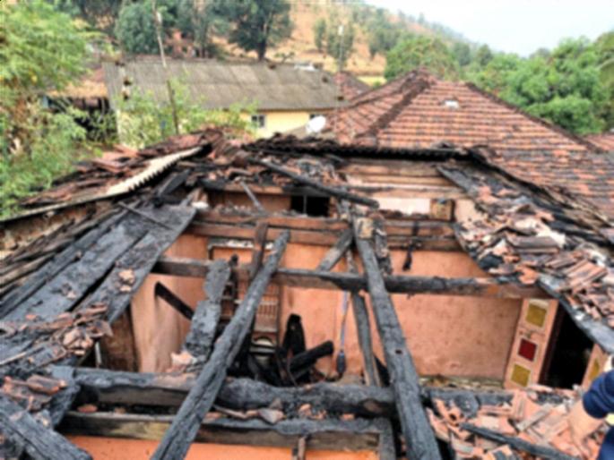 Five and a half lakh damage to four houses in Lahulse | लहुळसेतील चार घरांचे साडेपाच लाखांचे नुकसान Five and a half lakh damage to four houses in Lahulse | लहुळसेतील चार घरांचे साडेपाच लाखांचे नुकसान