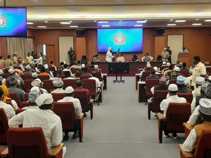 Maharashtra Chief Minister Uddhav Thackeray today met Raza Academy & other Muslim | बहुचर्चित रझा अकादमीच्या नेत्यांसह २०० मुस्लिमांनी घेतली मुख्यमंत्री उद्धव ठाकरेंची भेट Maharashtra Chief Minister Uddhav Thackeray today met Raza Academy & other Muslim | बहुचर्चित रझा अकादमीच्या नेत्यांसह २०० मुस्लिमांनी घेतली मुख्यमंत्री उद्धव ठाकरेंची भेट