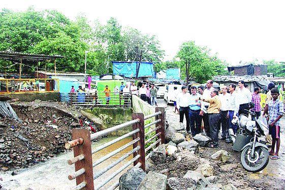 The filing of the complaint will be on the stone mine | दगडखाण मालकावर होणार गुन्हा दाखल The filing of the complaint will be on the stone mine | दगडखाण मालकावर होणार गुन्हा दाखल
