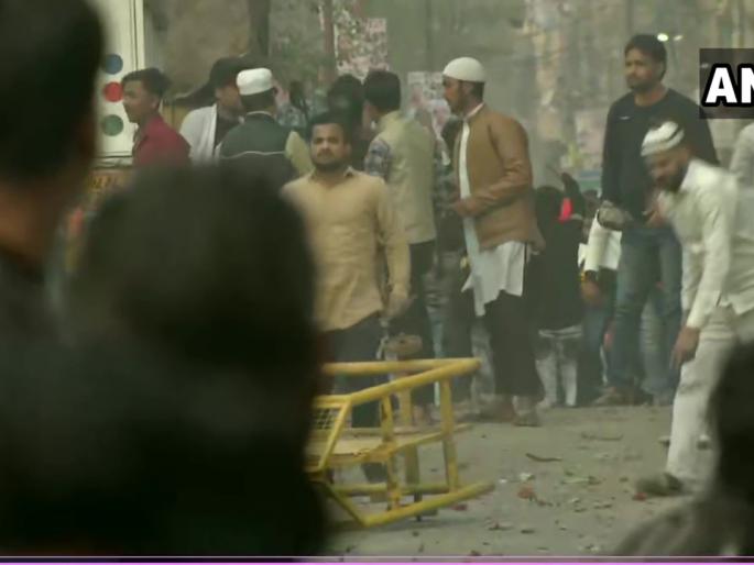 CAA: CAA supporters and opponents Stone pelting between each other in Maujpur area, tear gas shells fired by Police | CAA: सीएए समर्थक आणि विरोधक एकमेकांना भिडले; जाफरबादमध्ये झाली दगडफेक
