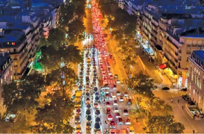 CoronaVirus News: 700 km traffic congestion as soon as lockdown is announced; Corona hurricane causes panic in Europe! | CoronaVirus News : लाॅकडाऊन जाहीर हाेताच ७०० किमी वाहतूककोंडी; कोरोना कहरामुळे युरोपात प्रचंड घबराट! CoronaVirus News: 700 km traffic congestion as soon as lockdown is announced; Corona hurricane causes panic in Europe! | CoronaVirus News : लाॅकडाऊन जाहीर हाेताच ७०० किमी वाहतूककोंडी; कोरोना कहरामुळे युरोपात प्रचंड घबराट!