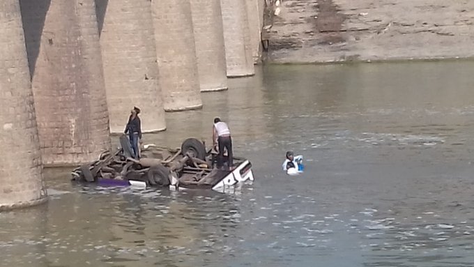 24 dead after a bus falls into a river near a village on Kota, Rajasthan | भीषण अपघात: वऱ्हाडाची बस नदीमध्ये कोसळली; 24 जणांचा बुडून मृत्यू 24 dead after a bus falls into a river near a village on Kota, Rajasthan | भीषण अपघात: वऱ्हाडाची बस नदीमध्ये कोसळली; 24 जणांचा बुडून मृत्यू