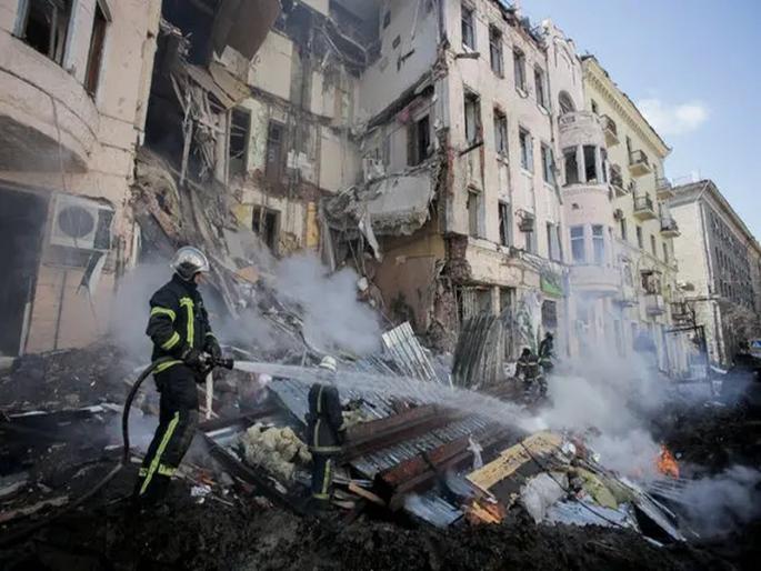 At least 500 people have been killed in a Russian bombing in Kharkiv, Ukraine's second-largest city. | खारकीव्हमध्ये रशियाची बाॅम्बफेक, ५०० ठार; १५ अधिकाऱ्यांवर कॅनडाचे प्रतिबंध At least 500 people have been killed in a Russian bombing in Kharkiv, Ukraine's second-largest city. | खारकीव्हमध्ये रशियाची बाॅम्बफेक, ५०० ठार; १५ अधिकाऱ्यांवर कॅनडाचे प्रतिबंध