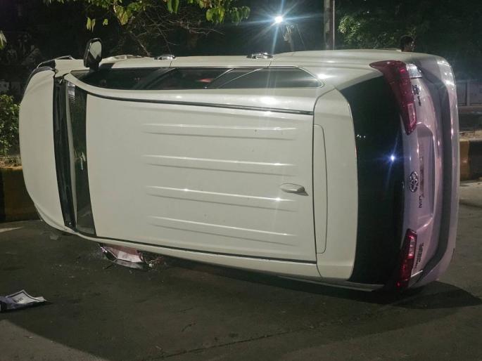 Drunken car driver crashes into divider, | मद्यधुंद कार चालकाची दुभाजकाला धडक, नंबर प्लेट अर्धवट तोडून तरुण पळून गेला Drunken car driver crashes into divider, | मद्यधुंद कार चालकाची दुभाजकाला धडक, नंबर प्लेट अर्धवट तोडून तरुण पळून गेला