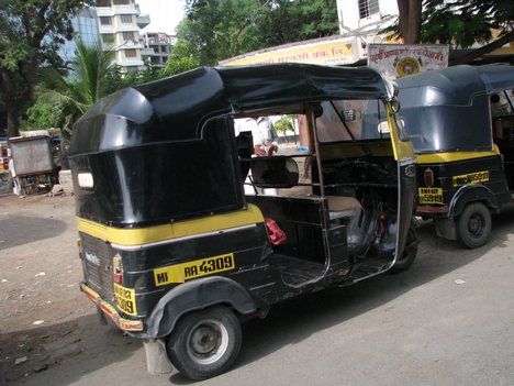 Three arrested for selling stolen rickshaws by changing chassis number | चेसी नंबर बदलून चोरीच्या रिक्षा विकणाऱ्या तिघांना अटक Three arrested for selling stolen rickshaws by changing chassis number | चेसी नंबर बदलून चोरीच्या रिक्षा विकणाऱ्या तिघांना अटक