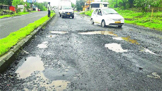 Karjat-Kalyan State Highway Chhaladan | कर्जत-कल्याण राज्यमार्गाची खड्ड्यांमुळे चाळण Karjat-Kalyan State Highway Chhaladan | कर्जत-कल्याण राज्यमार्गाची खड्ड्यांमुळे चाळण