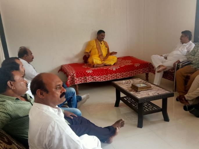 ask to come back Sanjay Rathore; Uddhav Thackeray contacted Mahant after Eknath Shinde Revolt | संजय राठाेड यांचे मनपरिवर्तन करा; उद्धव ठाकरे यांनी साधला महतांशी संपर्क ask to come back Sanjay Rathore; Uddhav Thackeray contacted Mahant after Eknath Shinde Revolt | संजय राठाेड यांचे मनपरिवर्तन करा; उद्धव ठाकरे यांनी साधला महतांशी संपर्क