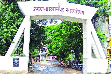 Shahaji Patil, Dadasaheb Patil: Political issues arise from the development work in Islampur | नगराध्यक्षांनी चमकोगिरीचा उद्योग बंद करावा -- शहाजी पाटील, दादासाहेब पाटील : इस्लामपुरातील विकासकामावरून राजकारण पेटले Shahaji Patil, Dadasaheb Patil: Political issues arise from the development work in Islampur | नगराध्यक्षांनी चमकोगिरीचा उद्योग बंद करावा -- शहाजी पाटील, दादासाहेब पाटील : इस्लामपुरातील विकासकामावरून राजकारण पेटले