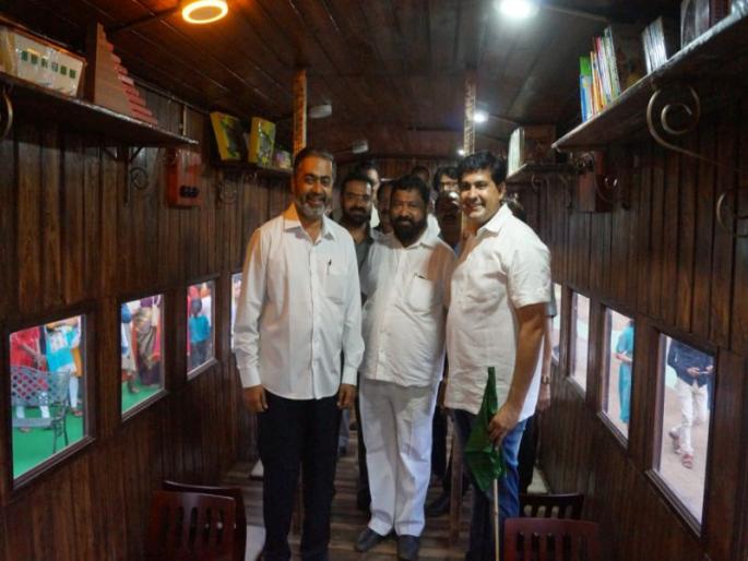 The school has a 180-foot-long railway track library to teach the reading interest | वाचनाची आवड रुजविण्यासाठी शाळेने साकारले १८० फुट लांबीच्या रेल्वेत ग्रंथालय 