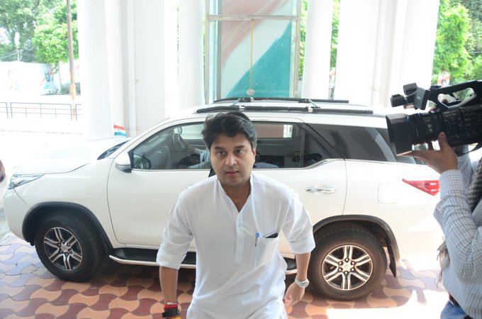 MP Politics: The role of Jyotiraditya Shinde will be clear today; Avoid talking to Congress leaders? | MP Politics: ज्योतिरादित्य शिंदे यांची भूमिका आज स्पष्ट होणार; काँग्रेस नेत्यांशी बोलणं टाळलं?