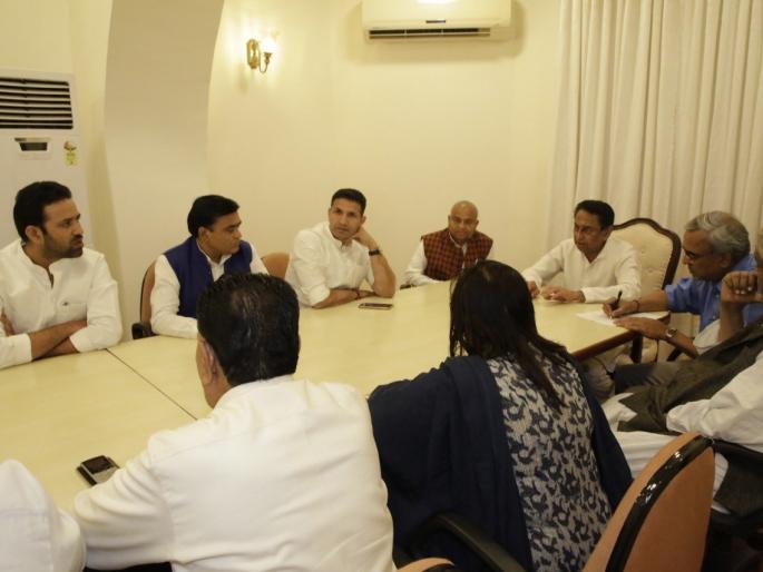 MP Politics: Political earthquake in Madhya Pradesh; Chief Minister Kamal Nath resigns all ministers pnm | MP Politics: मध्य प्रदेशात राजकीय भूकंप; मुख्यमंत्री कमलनाथ यांनी घेतले सर्व मंत्र्यांचे राजीनामे MP Politics: Political earthquake in Madhya Pradesh; Chief Minister Kamal Nath resigns all ministers pnm | MP Politics: मध्य प्रदेशात राजकीय भूकंप; मुख्यमंत्री कमलनाथ यांनी घेतले सर्व मंत्र्यांचे राजीनामे