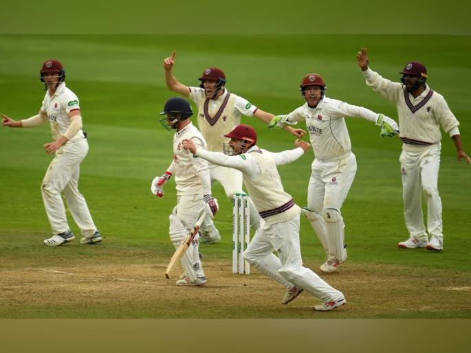 Ever set a field like this before? match between Somerset and Essex trending on Social media | Video : फलंदाजाभवती सात खेळाडू; अशी अतरंगी फिल्डिंग तुम्ही कधी पाहिली नसेल 