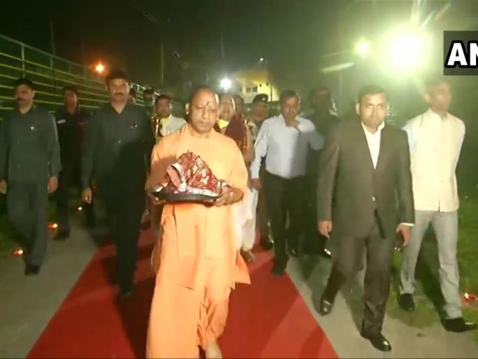 Coronavirus: 'UP CM Adityanath does not listen to PM Narendra Modi, so why should the public listen? Says Congress pnm | Coronavirus: ‘मुख्यमंत्री योगी आदित्यनाथ पंतप्रधान नरेंद्र मोदींचं ऐकत नाही मग जनतेने का ऐकावं?’