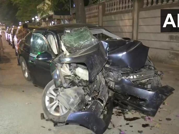 Accident in Worli; 3 killed and 1 injured as a speeding car hit the interpreter | वरळीत भीषण अपघात; वेगवान कारने दुभाजकाला धडक दिल्याने 3 ठार तर 1 जखमी Accident in Worli; 3 killed and 1 injured as a speeding car hit the interpreter | वरळीत भीषण अपघात; वेगवान कारने दुभाजकाला धडक दिल्याने 3 ठार तर 1 जखमी