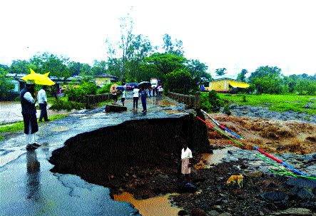 Jawhar, shoveled in the mall, and the road collapsed | जव्हार, मोखाड्यात धुवाँधार, रस्ता खचला