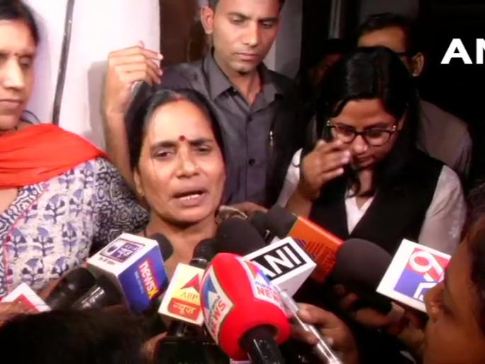 Nirbhaya Case: I hugged my daughter's picture & 'finally you got justice Said Nirbhaya Mother Ashadevi pnm | Nirbhaya Case: अखेर ‘तुला’ न्याय मिळाला; मुलीचा फोटो मिठीत घेत आई झाली भावूक, म्हणाली... Nirbhaya Case: I hugged my daughter's picture & 'finally you got justice Said Nirbhaya Mother Ashadevi pnm | Nirbhaya Case: अखेर ‘तुला’ न्याय मिळाला; मुलीचा फोटो मिठीत घेत आई झाली भावूक, म्हणाली...